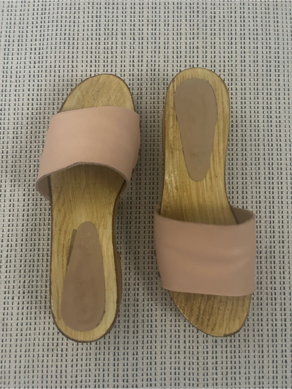 Women's Slide Sandals in Light Blush with Wood-Textured Footbed - leather.
